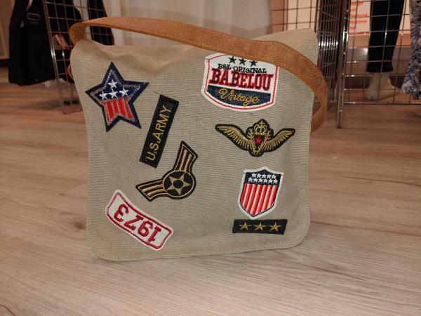 Salini Canvas Schultertasche mit Sticker